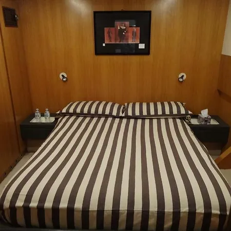 Úszó hotel Yacht Ipsum