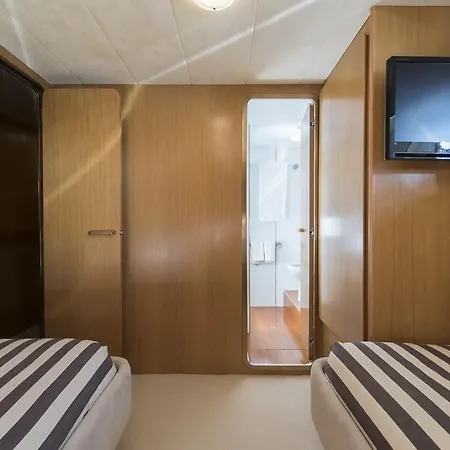 Úszó hotel Yacht Ipsum Saint-Tropez