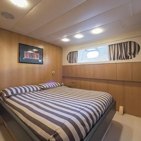 Úszó hotel Yacht Ipsum *