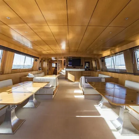 Úszó hotel Yacht Ipsum