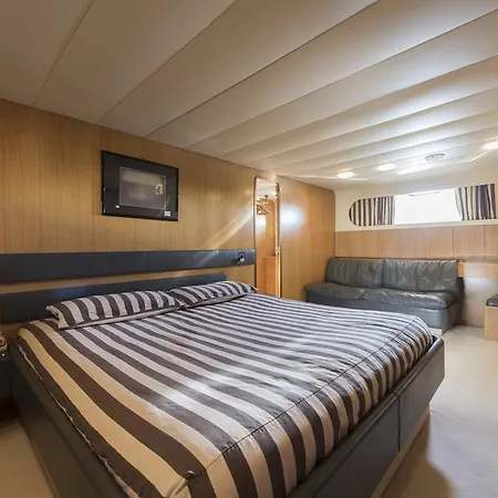 Yacht Ipsum Úszó hotel