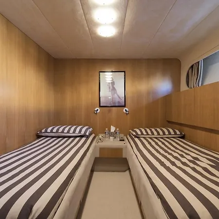 Yacht Ipsum Úszó hotel Saint-Tropez