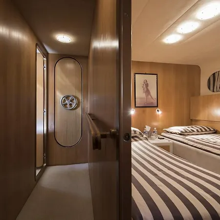 Úszó hotel Yacht Ipsum Saint-Tropez