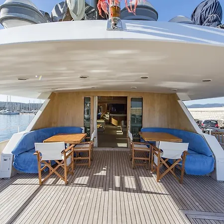 Úszó hotel Yacht Ipsum