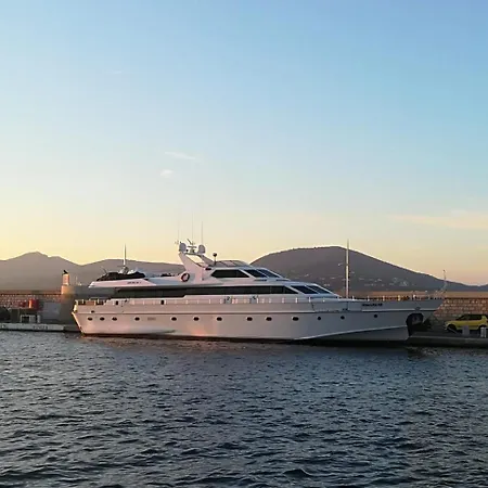 Yacht Ipsum Úszó hotel *